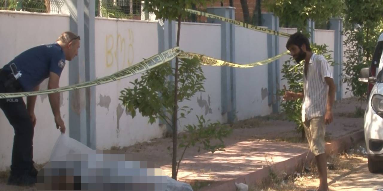 Kaldırım Üzerinde Cansız Bedeni Bulunan Şahsın Kimliğini Dondurma Yiyerek Teşhis Etmeye Çalıştı