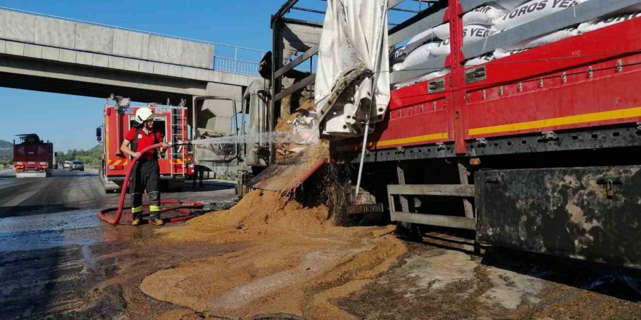 Mersin’de Yem Yüklü Tır Yandı