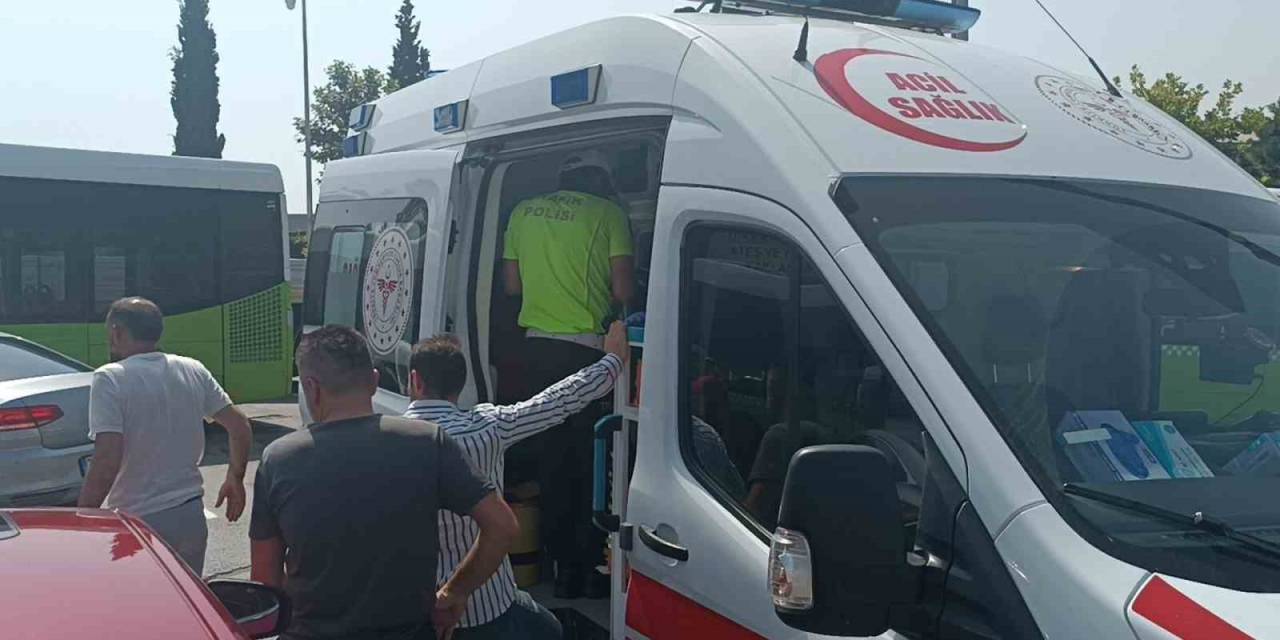 Kırmızı Işıkta Geçen Otomobil Halk Otobüsüne Çarptı: 1 Yaralı