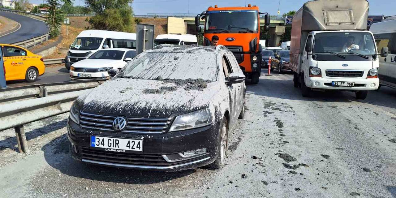 Hafriyat Kamyonu Ani Fren Yaptı, Beton Harcı Otomobilin Üzerine Döküldü