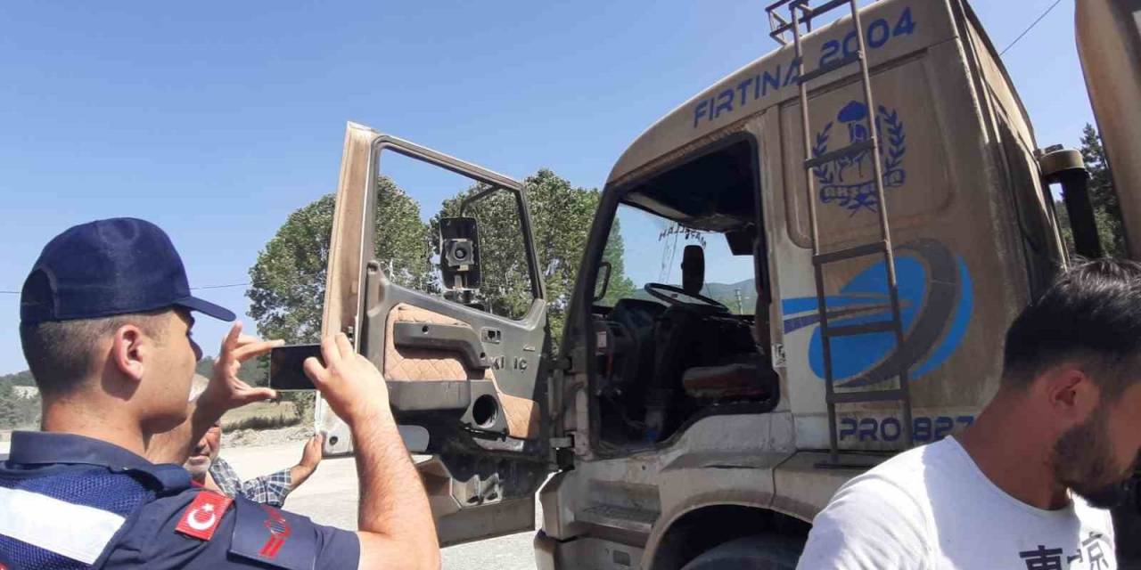 Bolu’da Dorseden Çıkan Tahta Parçası Kamyon Sürücüsüne Çarptı