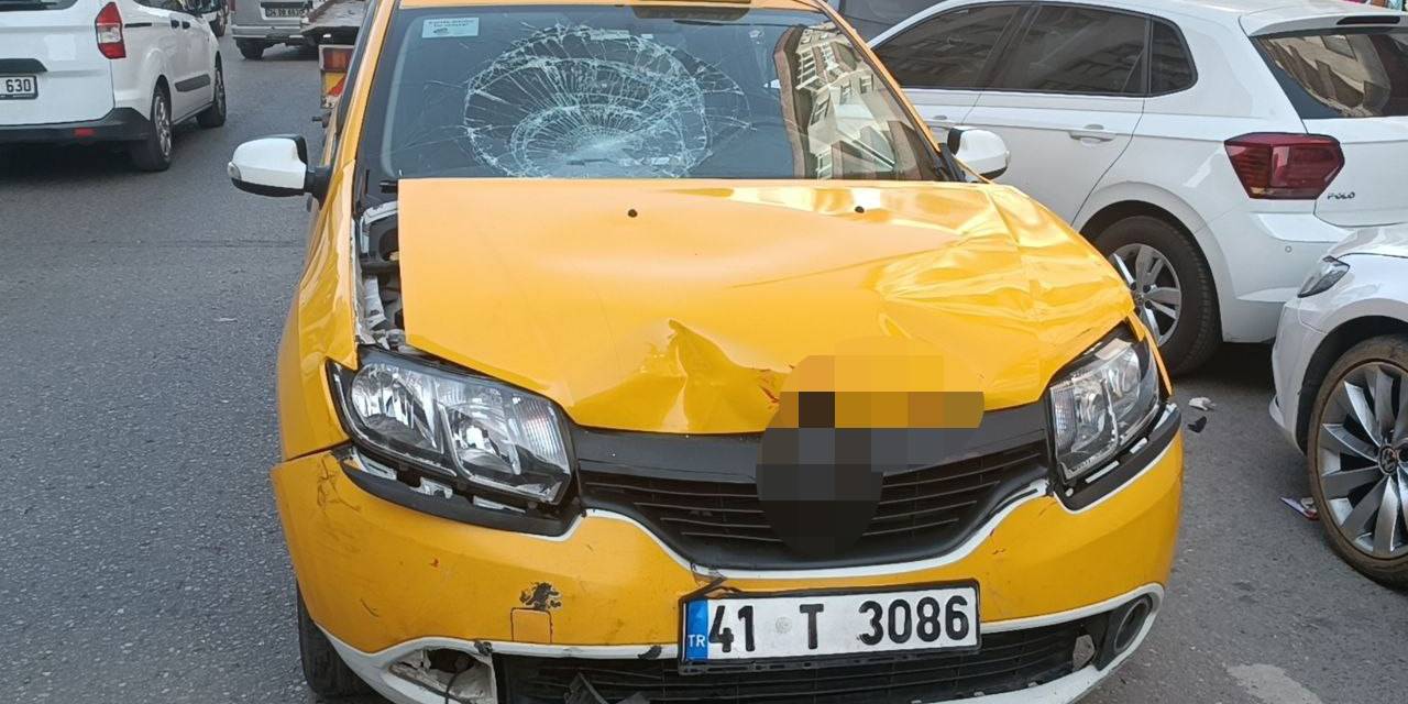 Ticari Taksi İle Çarpışan Motosikletli Metrelerce Savruldu: O Anlar Kameraya Yansıdı