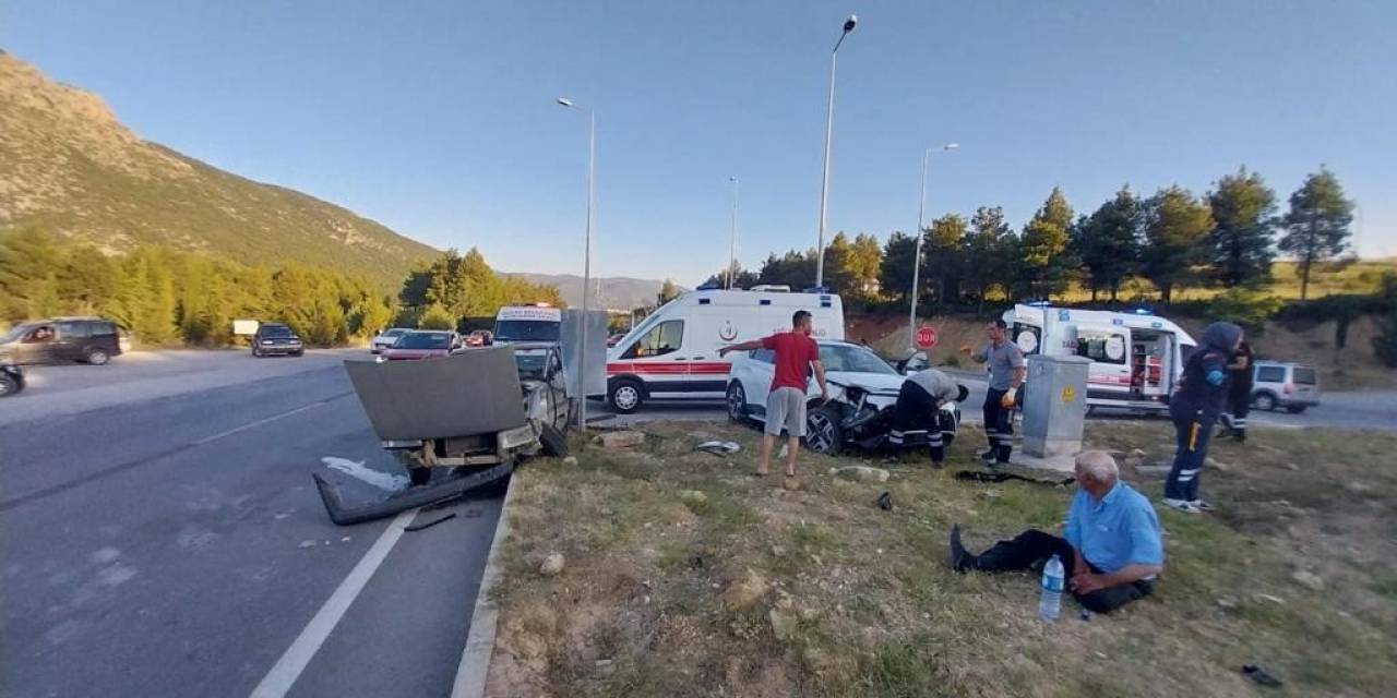 Burdur’da 2 Otomobil Çarpıştı, 2 Kişi Yaralandı