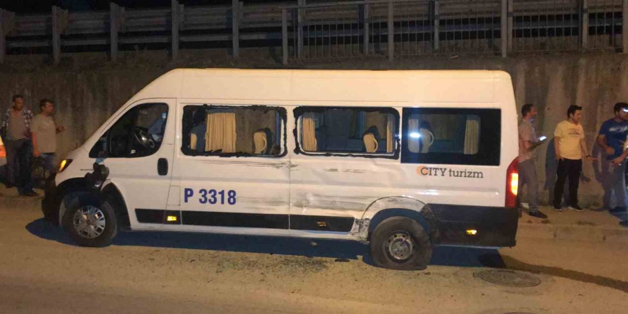 İki Servis Minibüsü Çarpıştı: 1 Yaralı