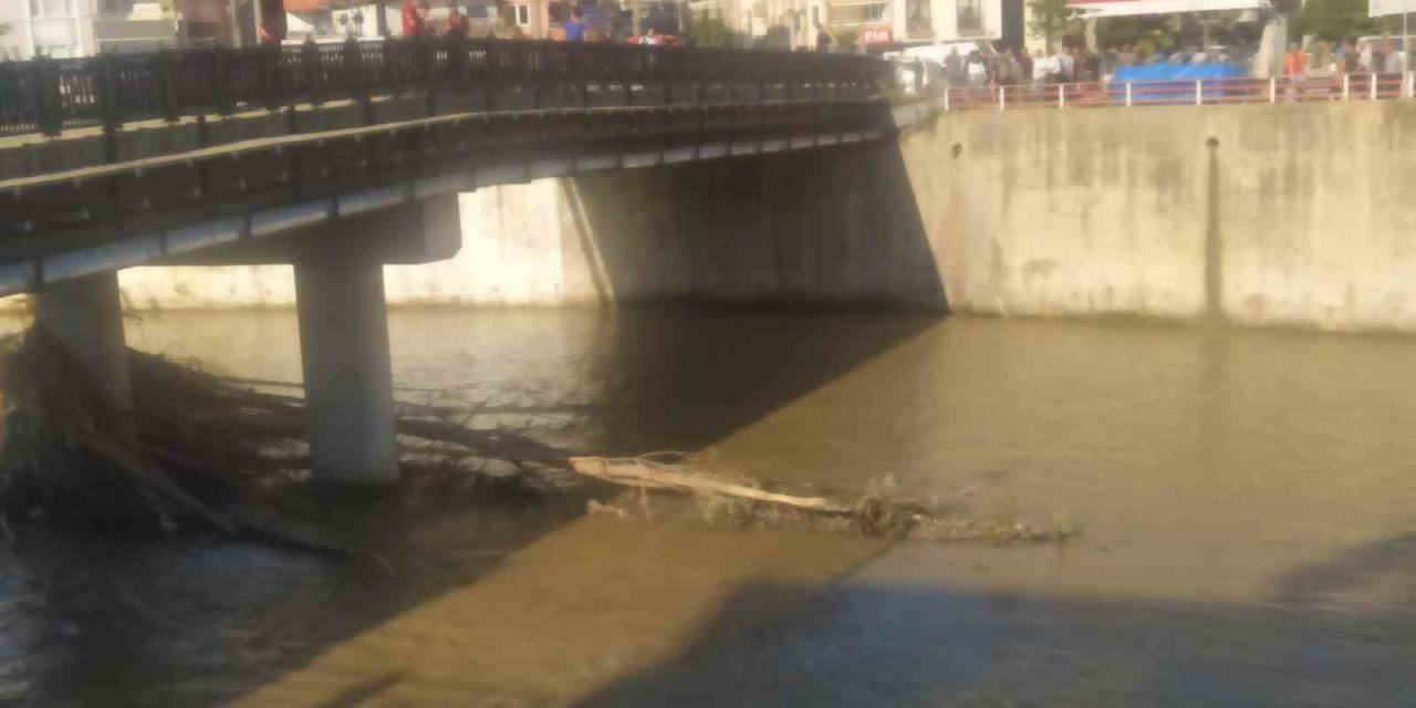 Akıntıya Kapılarak Kaybolan Kişinin Cesedi 10 Kilometre Uzaklıkta Bulundu