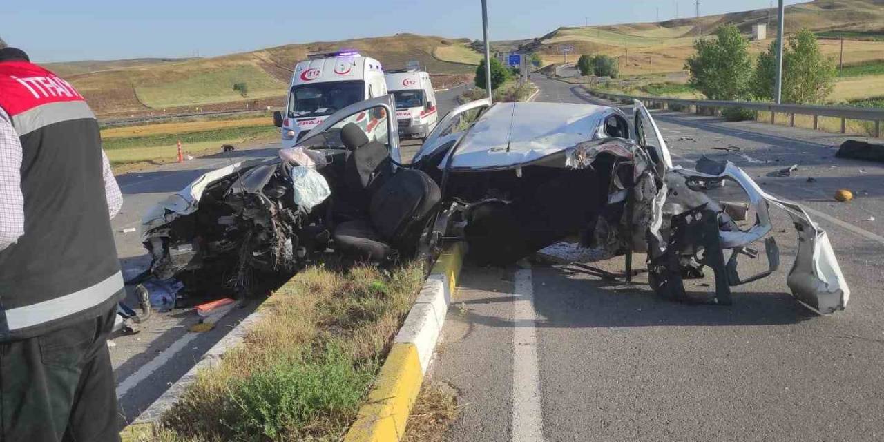 İkiye Bölünen Araçta 2 Kişi Hayatını Kaybetti