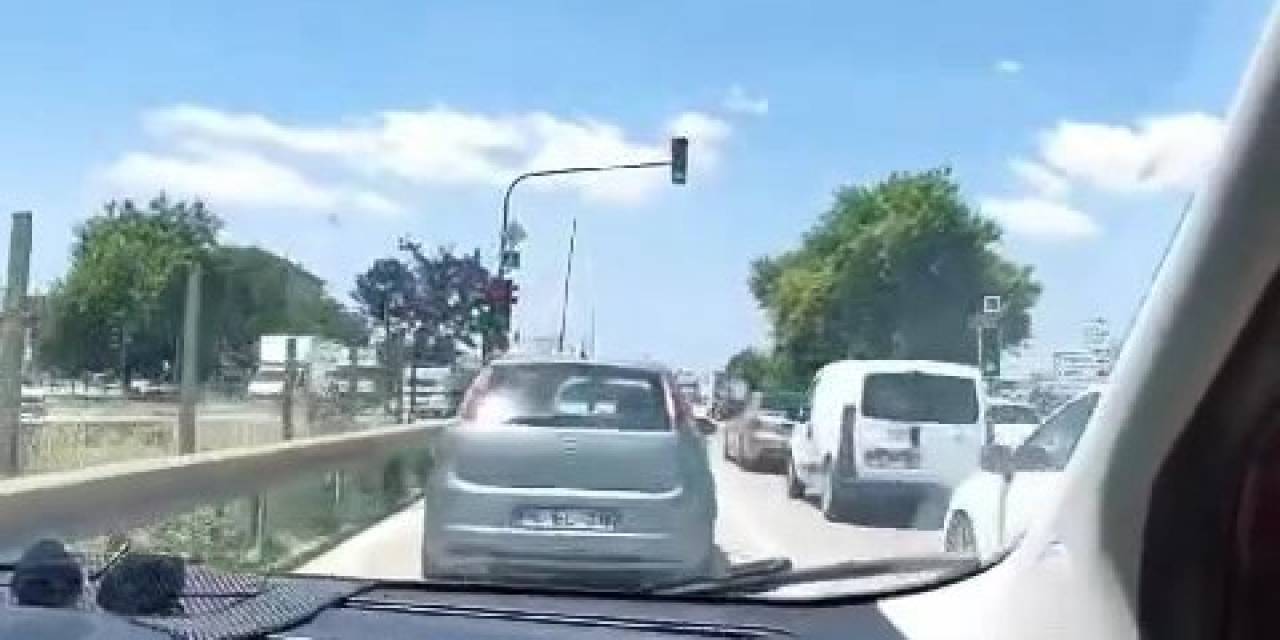 Kaza Geliyorum Dedi, Dalgın Sürücünün Kaza Anı Kameraya Yansıdı
