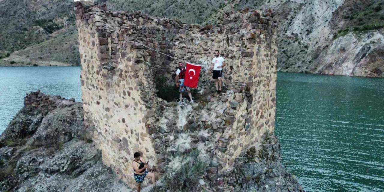 15 Temmuz Anısına Sular Altında Kalan Kaleye Türk Bayrağı Asıldı