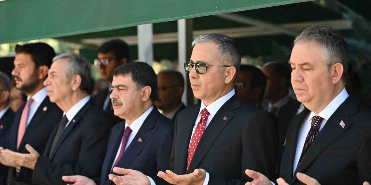 Bakan Yerlikaya’dan 15 Temmuz Şehitliğine Ziyaret