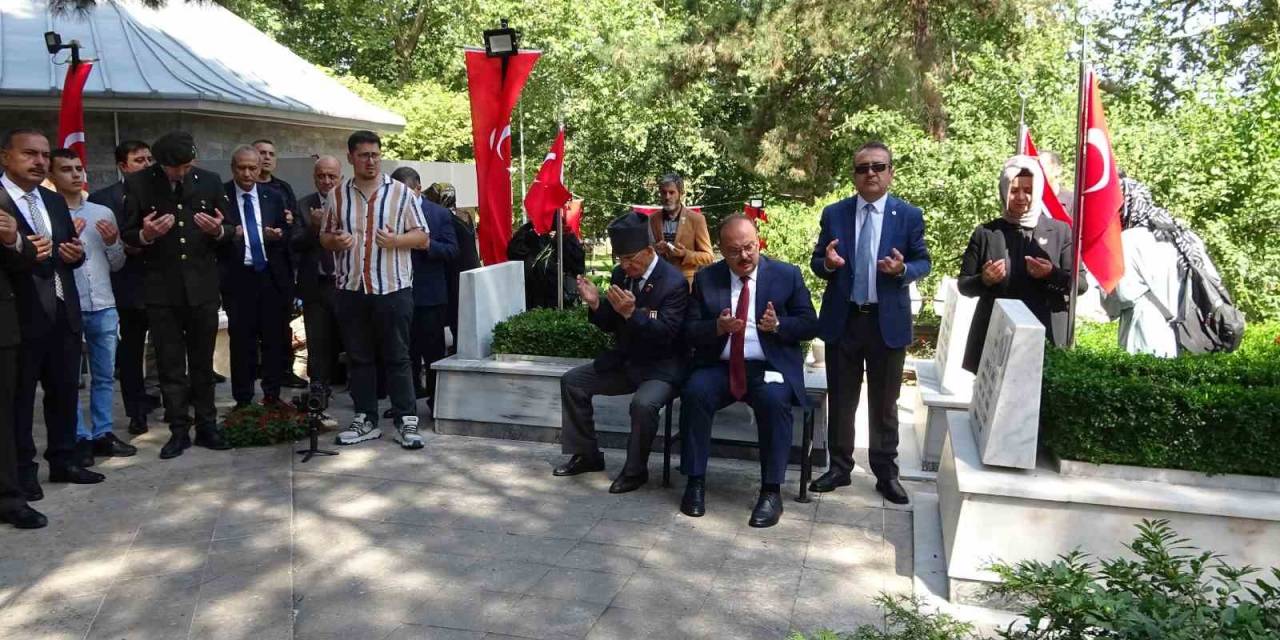 Bursa’daki Şehitliklerde Duygusal Anma