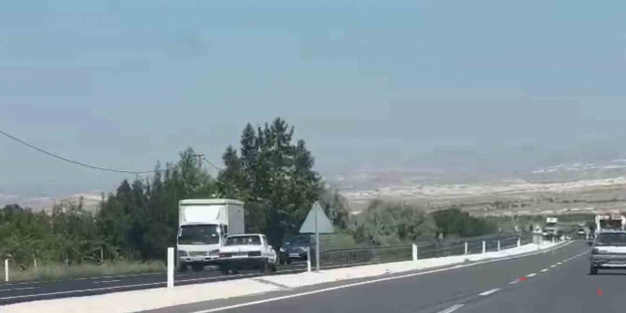 Kamyonlara Aldırmadan Ters Şeritten Gitti