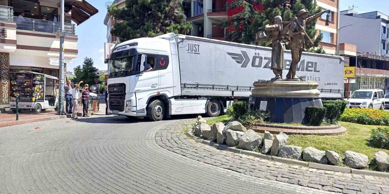 Yasak Yola Giren Tır Trafiği Tıkadı