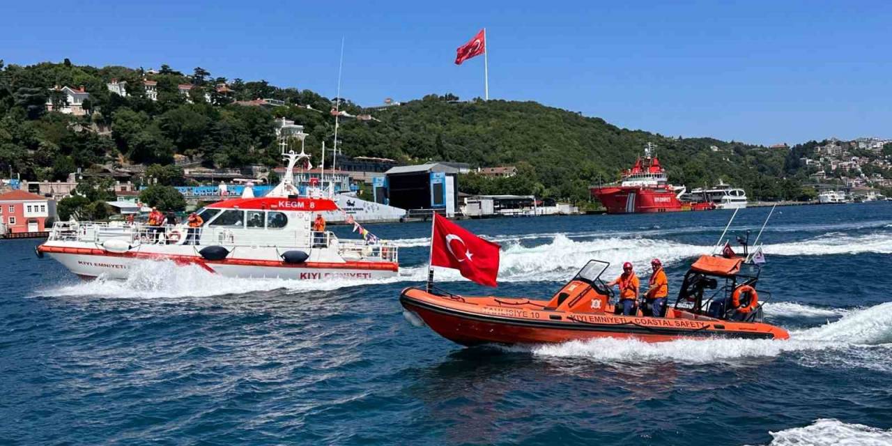 Kıyı Emniyeti Şehitler Ve Gaziler İçin İstanbul Boğazı’nda Gösteri Yaptı