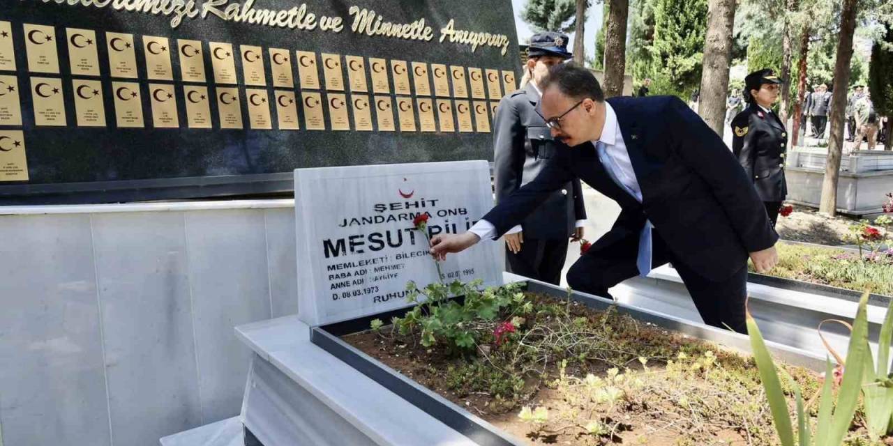 Bilecik’te 15 Temmuz Demokrasi Ve Milli Birlik Günü Programları Çerçevesinde Şehitlik Ziyaret Edildi