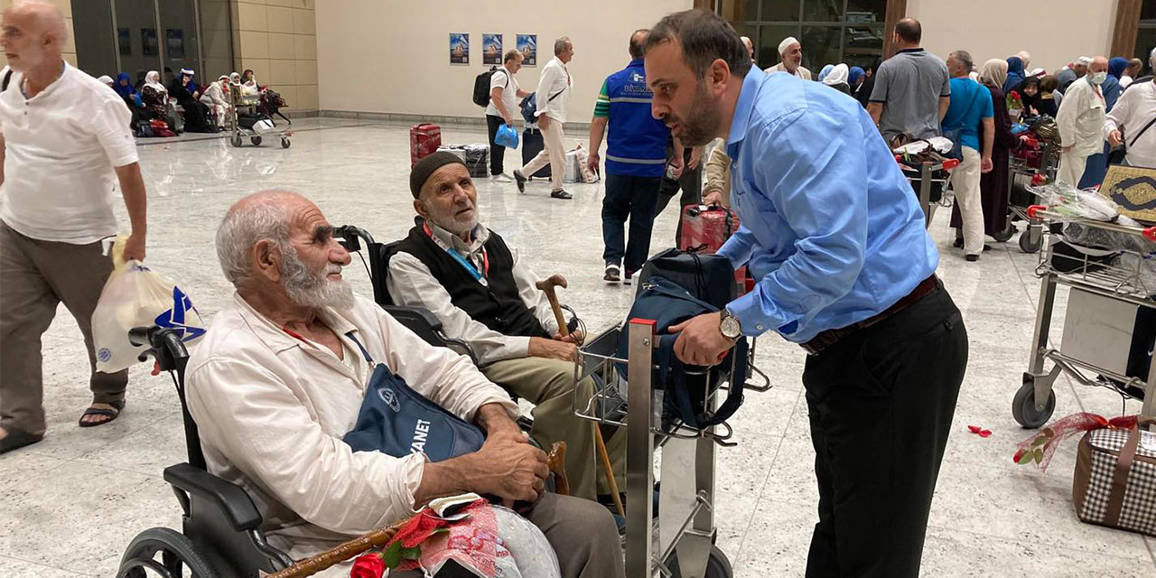 Rizeli Hacılar Havalimanında Güllerle Karşılandı