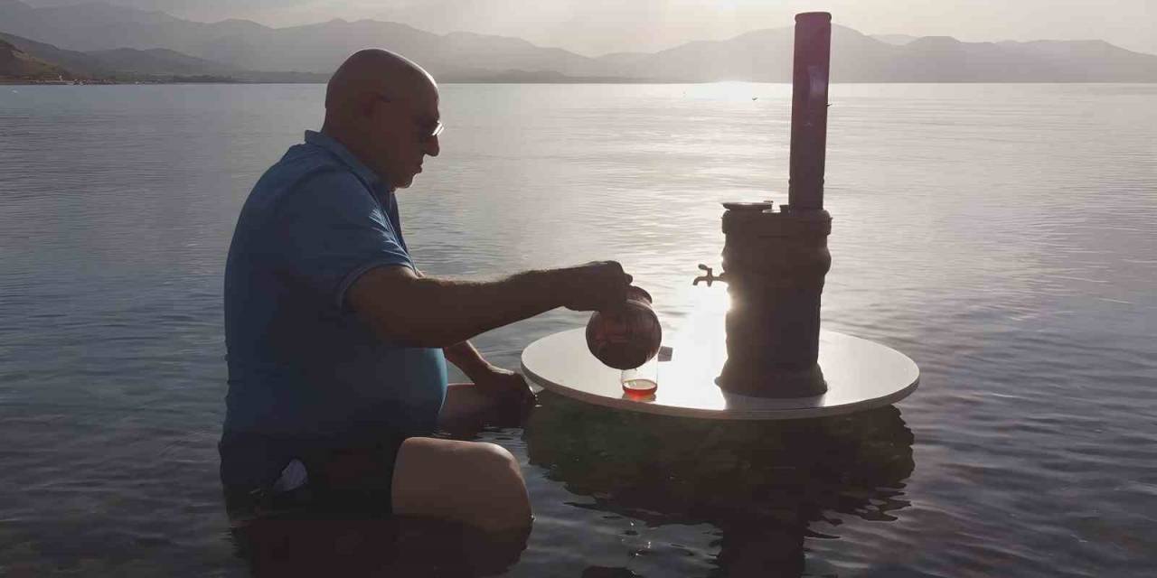 Van Gölü’nde Günbatımına Karşı Semaver Keyfi