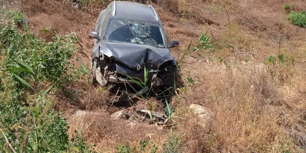 Telefon Direğini Yıkıp Şarampolden Aşağı Düşen Otomobilde 4 Kişi Yaralandı