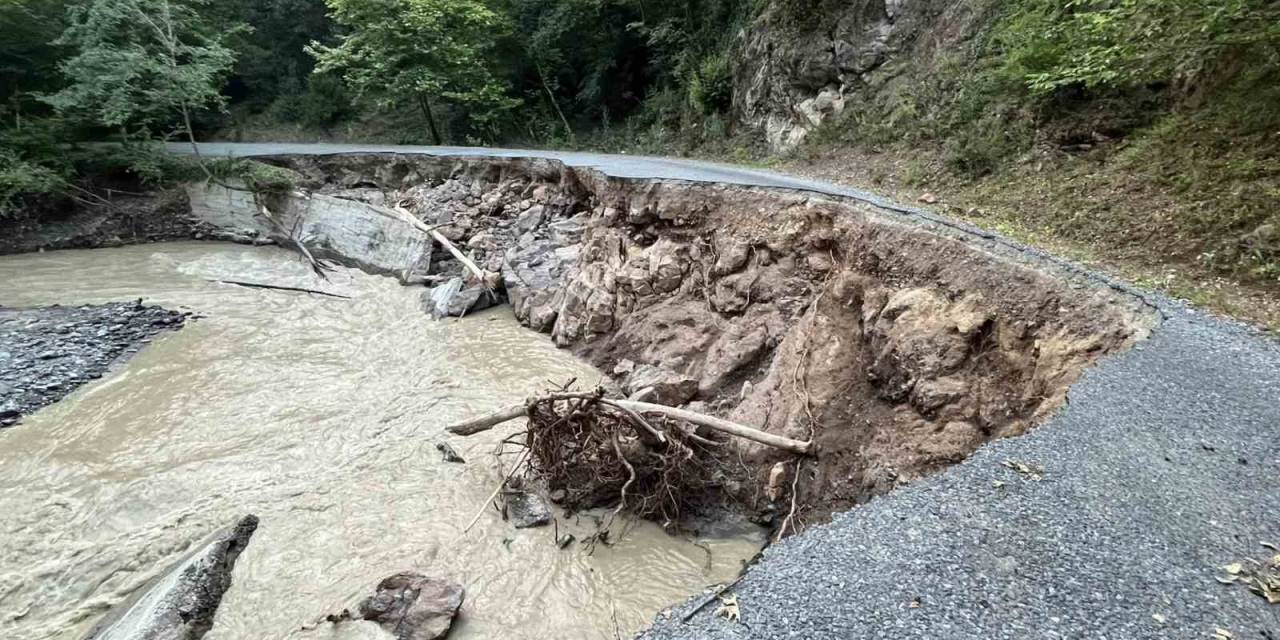 Düzce Yedigöller Yolunun Çökmesi Sebebiyle Yol Trafiğe Kapandı