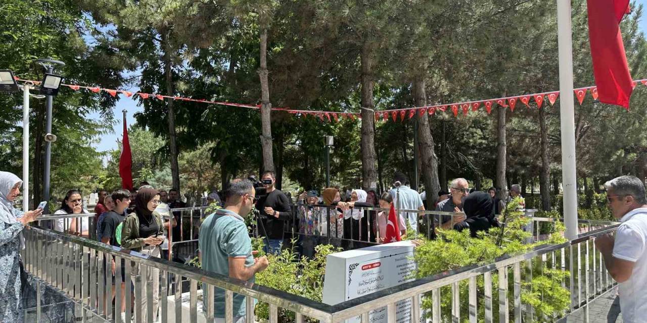 15 Temmuz Şehidi Ömer Halisdemir’in Kabrine Ziyaretçi Akını