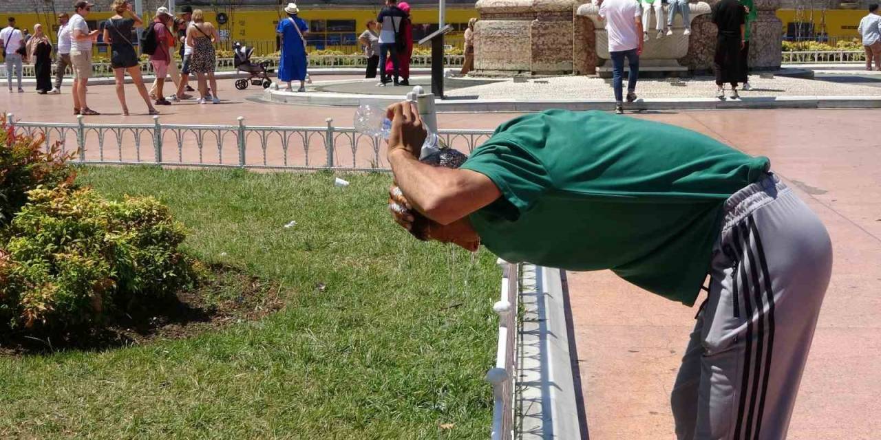 Taksim’de Sıcaktan Bunalan Vatandaş Kafasına Süs Havuzuna Soktu