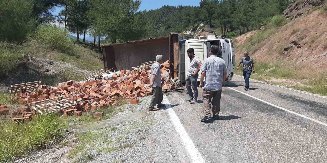 Karabük’te Tuğla Yüklü Kamyon Devrildi: 1 Yaralı