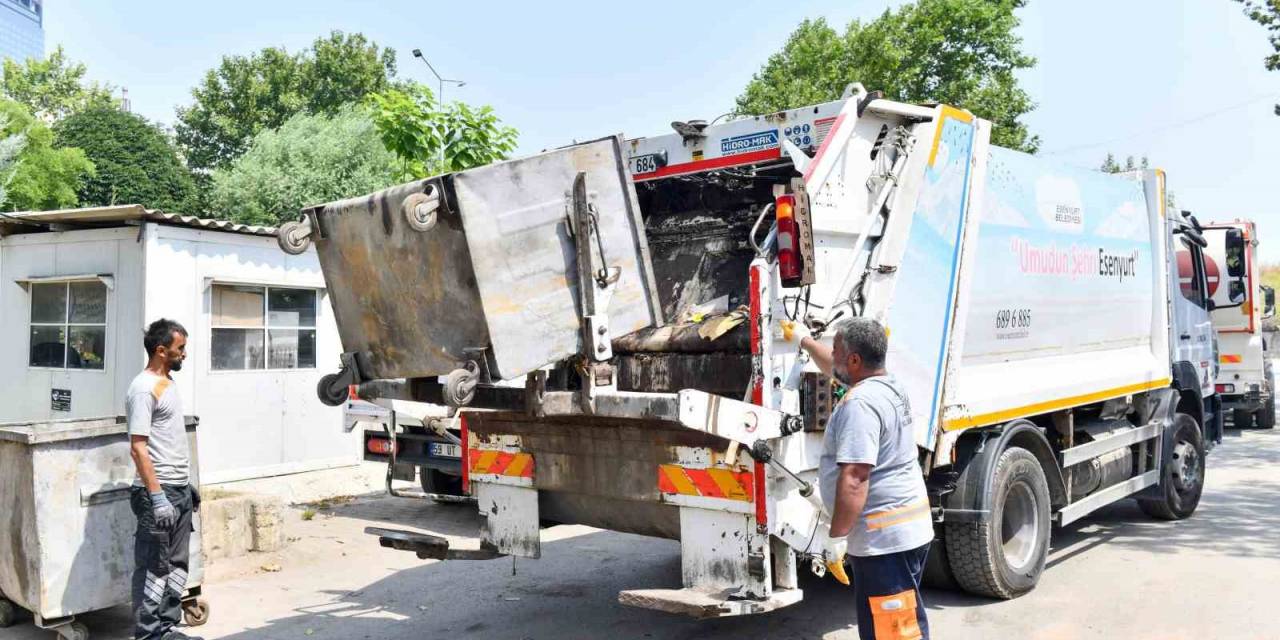 Esenyurt’ta İlaçlama Ve Yıkama Çalışmaları Sürüyor