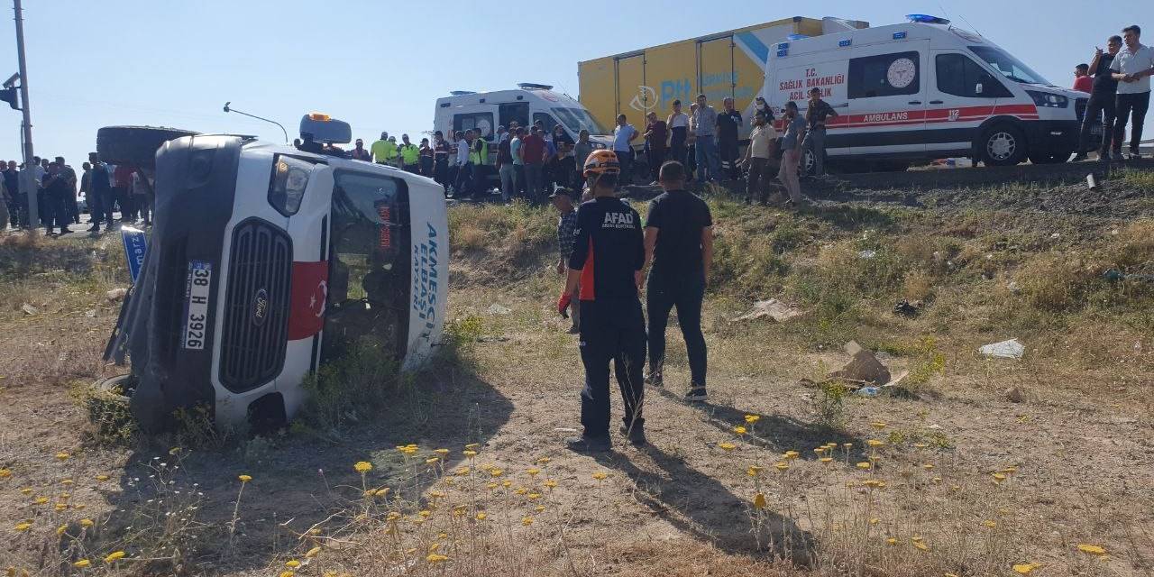 Yolcu Minibüsü İle Kamyon Çarpıştı: 12 Yaralı