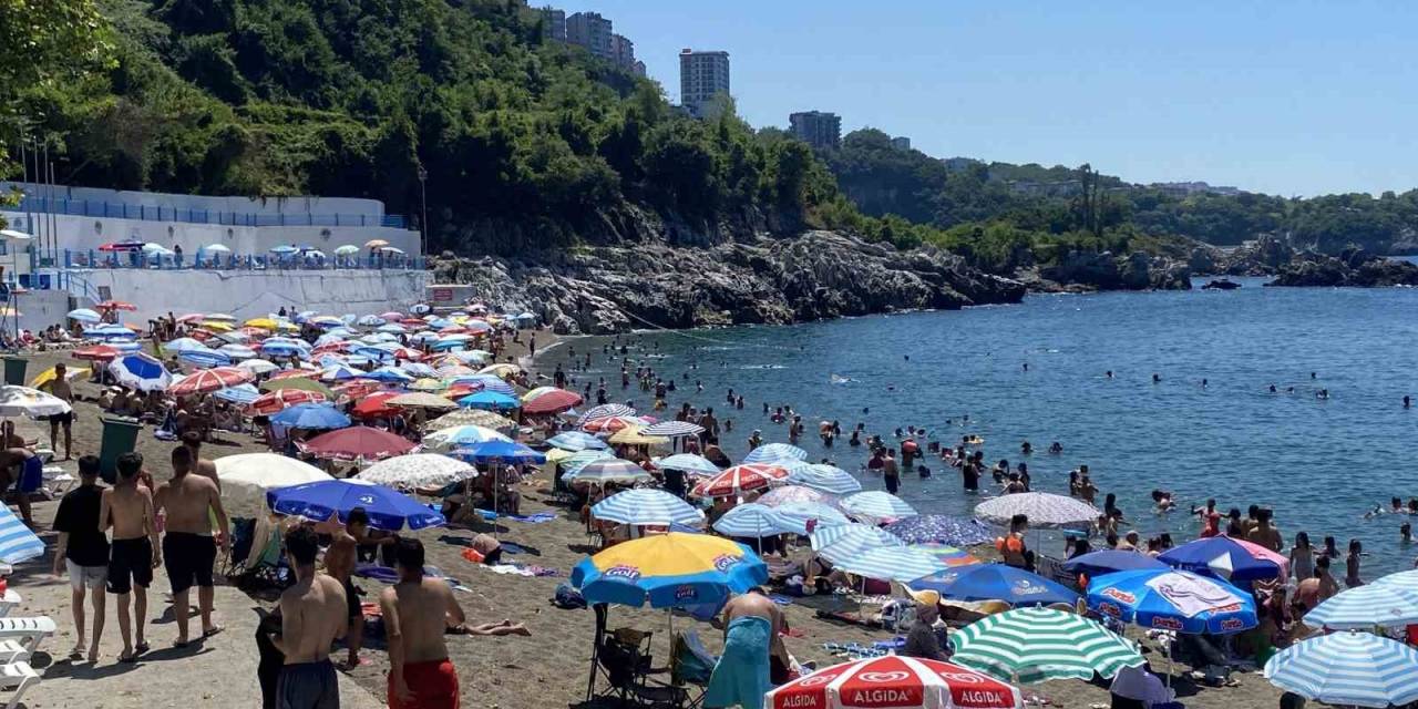 Ege Sahillerini Aratmadı, Yüzlerce Kişi Halk Plajına Akın Etti