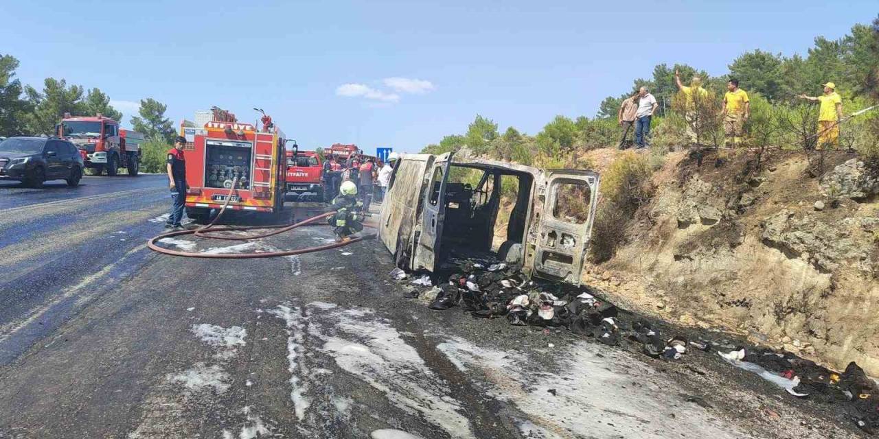 Seydikemer’de Seyir Halindeki Minibüs Alev Alev Yandı