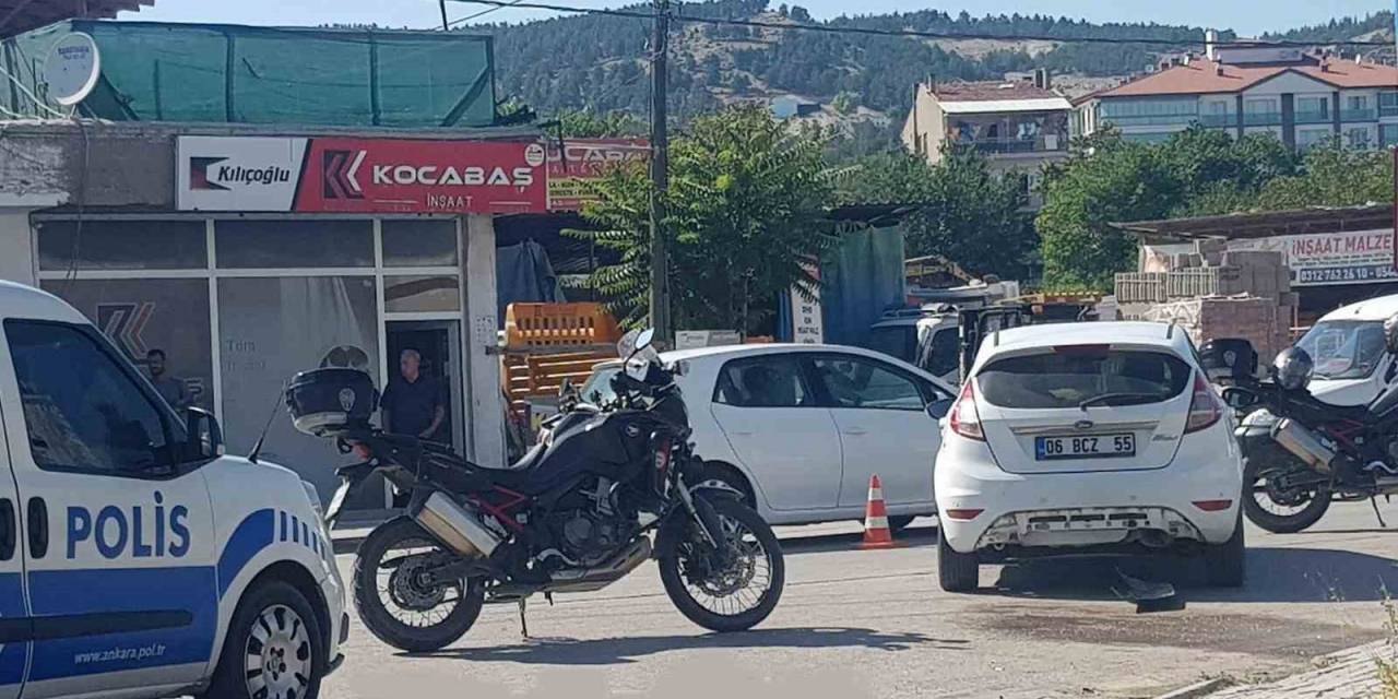 Dur İhtarına Uymayan Ehliyetsiz Sürücü Polis Motosikletine Çarptı