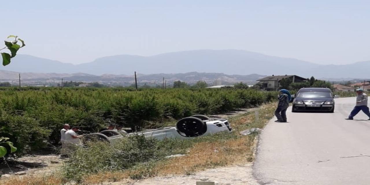 Takla Atan Otomobil Şarampolde Ters Döndü: 2 Yaralı