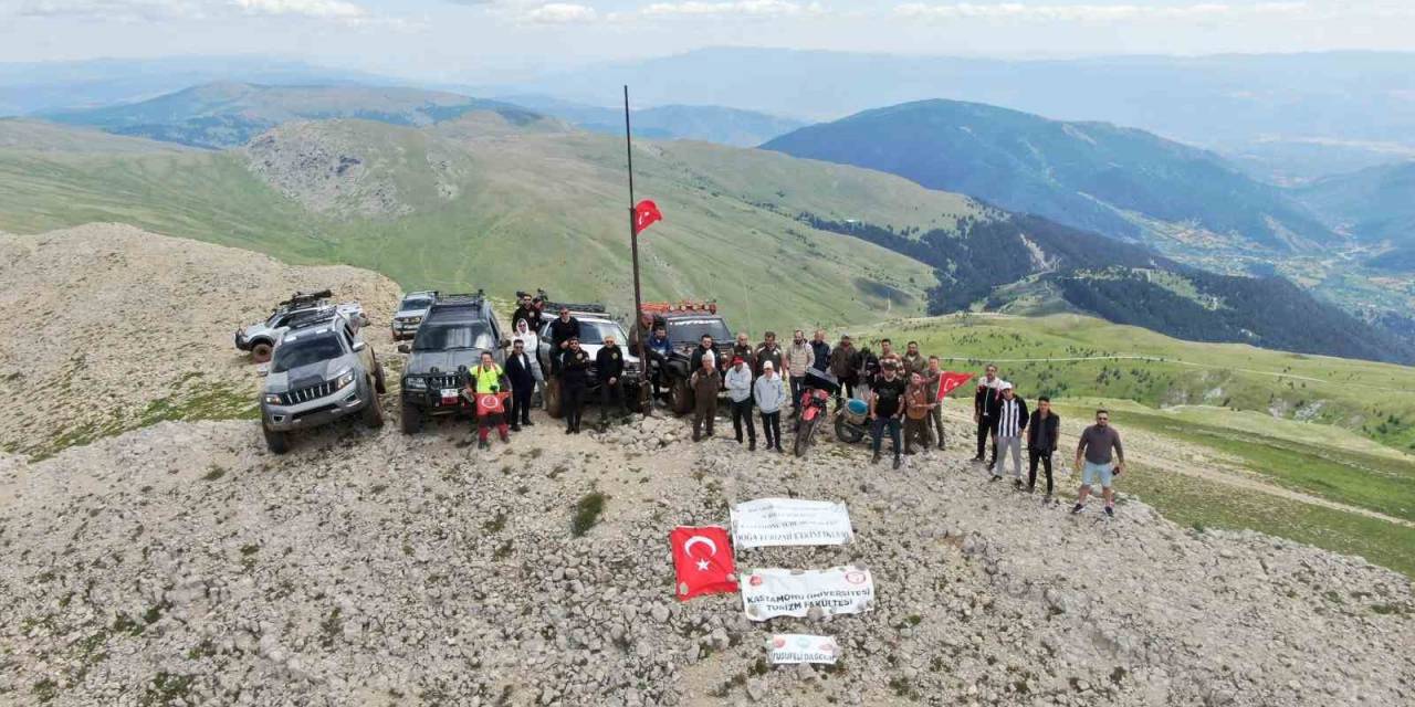 2 Bin 610 Rakımlı Dağın Zirvesinde 15 Temmuz Şehitlerini Andılar