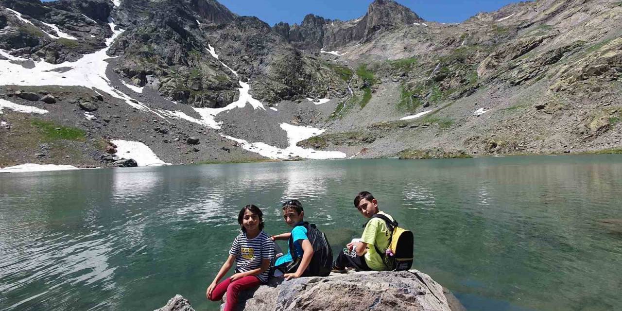 Artabel Gölleri’nde 15 Temmuz Şehitleri Anısına Doğa Yürüyüşü