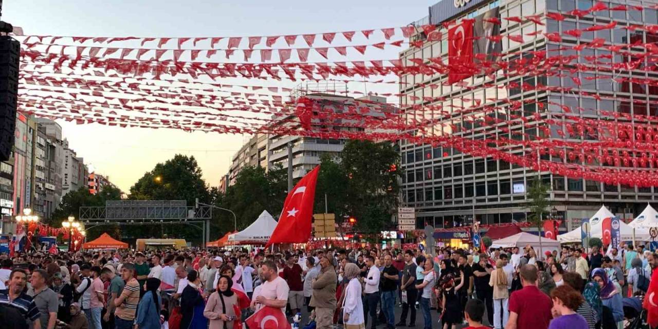 Vatandaşlar 15 Temmuz’un Yıldönümümde Kızılay’da Toplandı