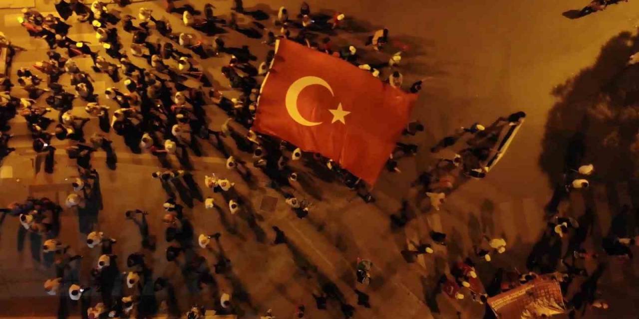 Kırıkkaleliler Demokrasi Yürüyüşüne Katıldı, Gece Yarısına Kadar Nöbet Tuttu