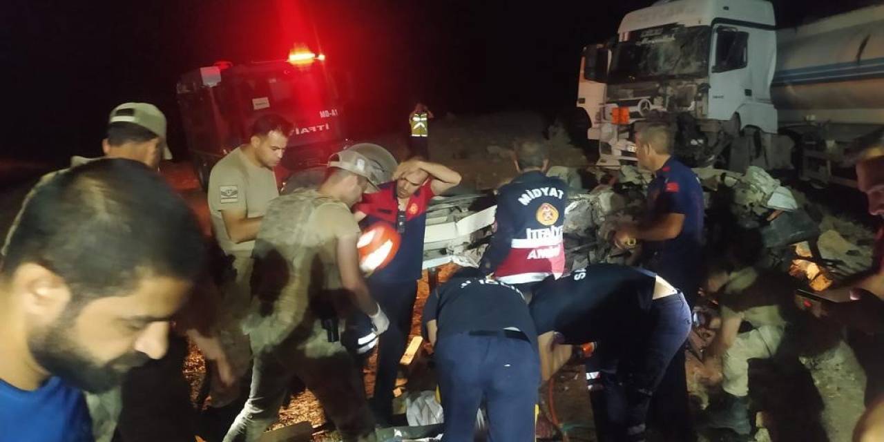 Mardin’de Tanker İle Kamyonet Kafa Kafaya Çarpıştı: 1 Ölü, 2 Yaralı