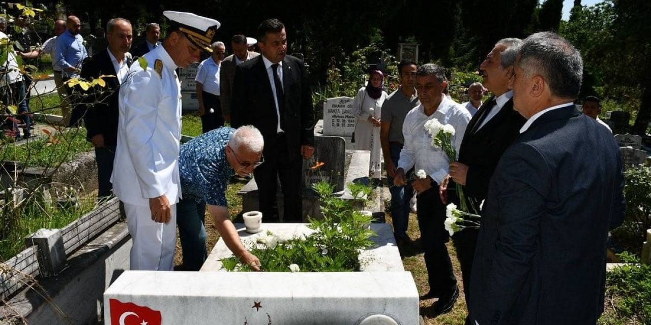 Kur’an Okundu, Karanfil Bırakıldı