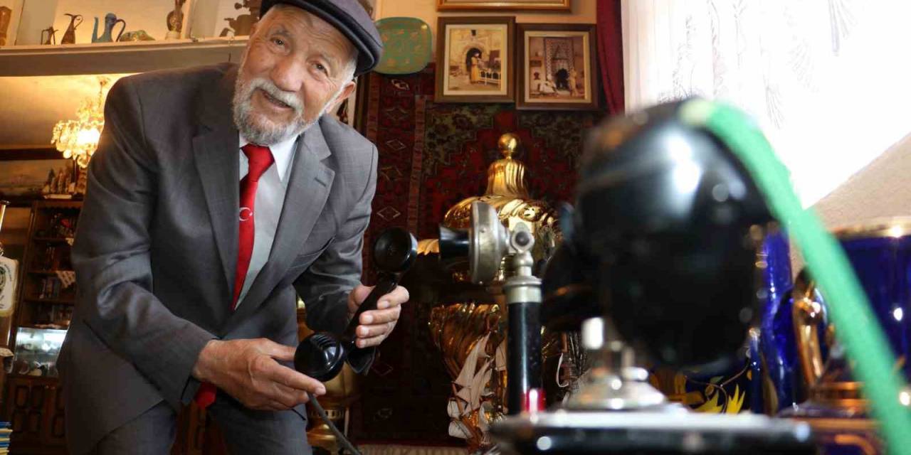 İki Katlı Evinin Üst Katını Mini Müzeye Dönüştürdü