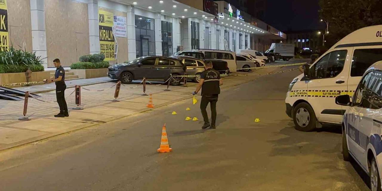 Beylikdüzü’nde Motosikletli Saldırgan Galeriye Kurşun Yağdırdı