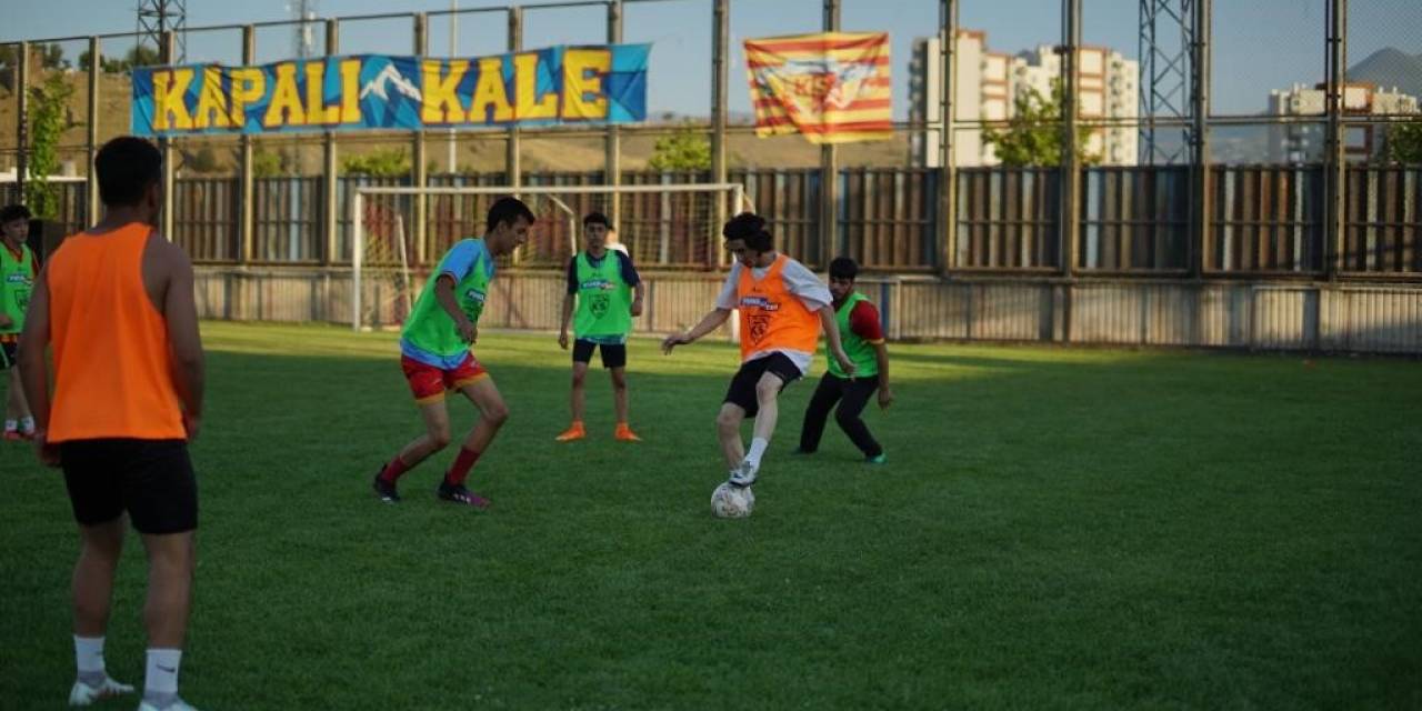 Taraftarlar, Tribünden Sahaya İndi