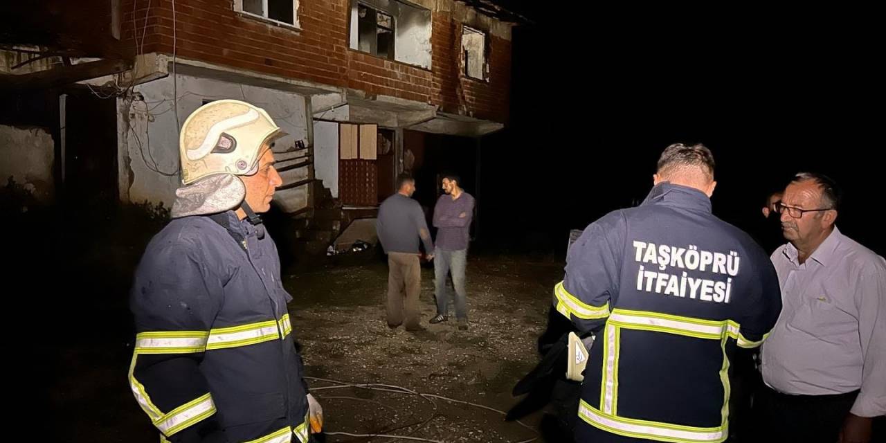 İki Katlı Ev Yangında Kullanılmaz Hale Geldi