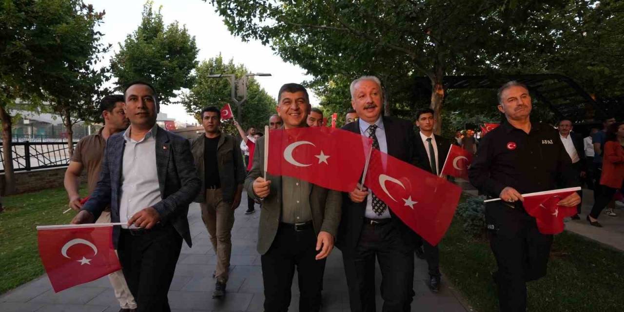 Fadıloğlu, Demokrasiye Sahip Çıkanlara Duyduğu Şükranı İfade Etti