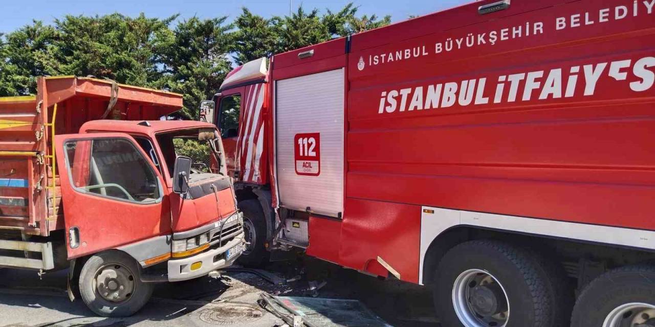 Sultanbeyli’de Kamyon İle İtfaiye Aracı Çarpıştı