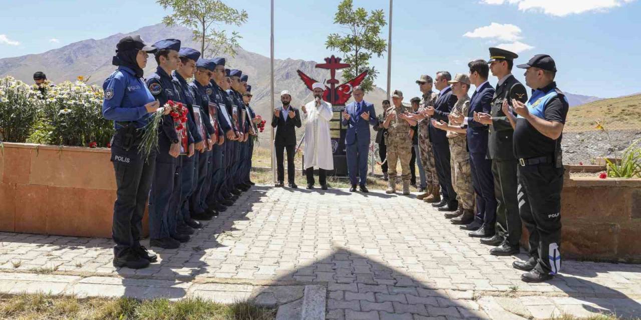 Uçak Kazasında Şehit Olan 7 Emniyet Mensubu Dualarla Anıldı