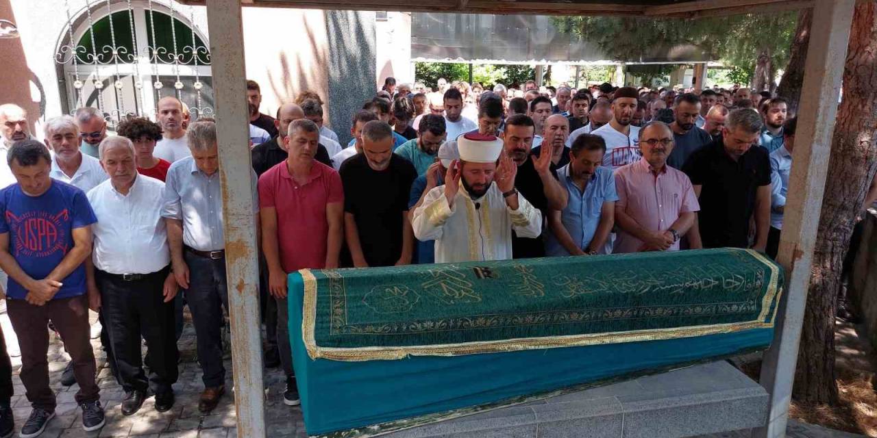 Denizde Boğulan 11 Yaşındaki Kız Çocuğu Gözyaşları Arasında Toprağa Verildi