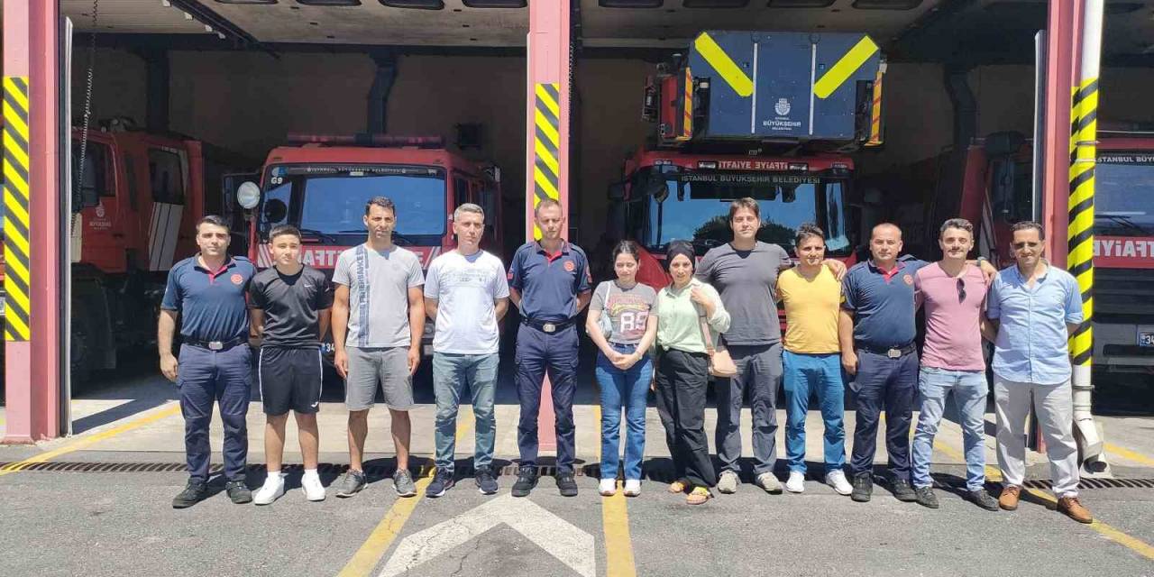 Anne Ve Kızı Depremzede Kendilerini Enkazdan Kurtaran İtfaiye Erlerini Ziyaret Etti
