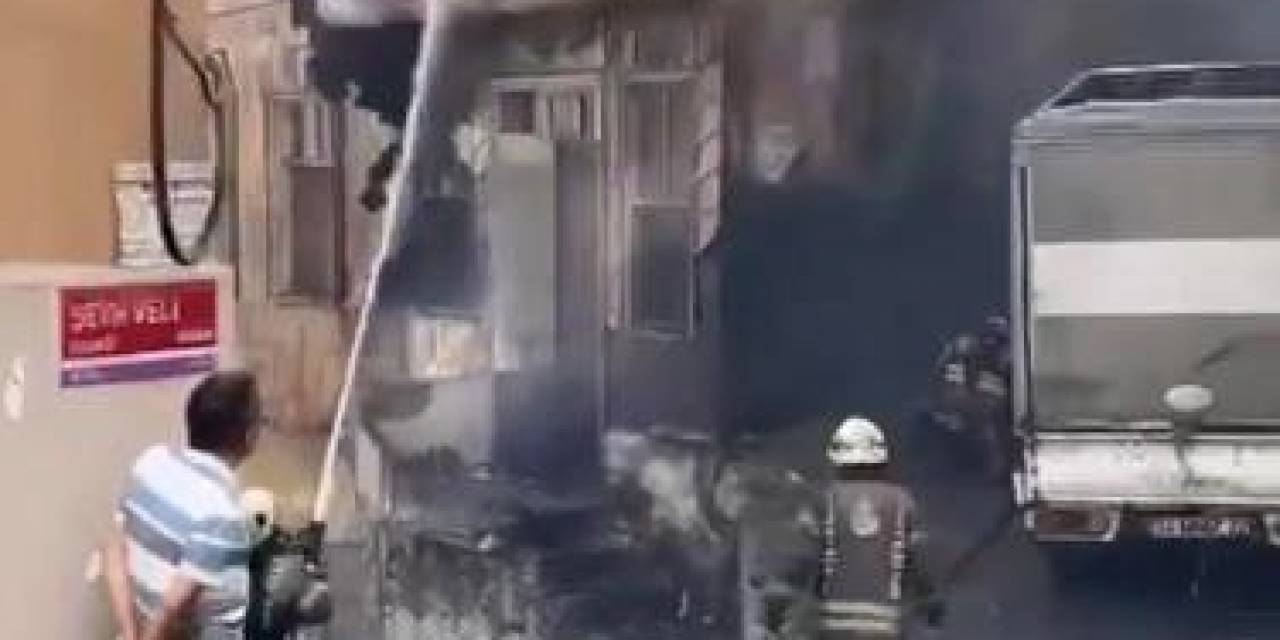 Beyoğlu’nda Yanan Ahşap Binanın Çöktüğü An Kamerada