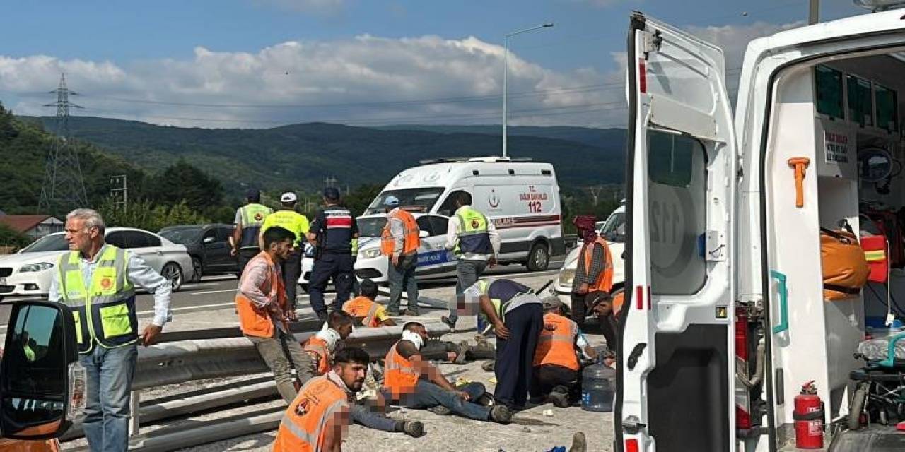 Otomobil, Karayolları İşçilerini Taşıyan Kamyonete Çarptı: 15 Yaralı