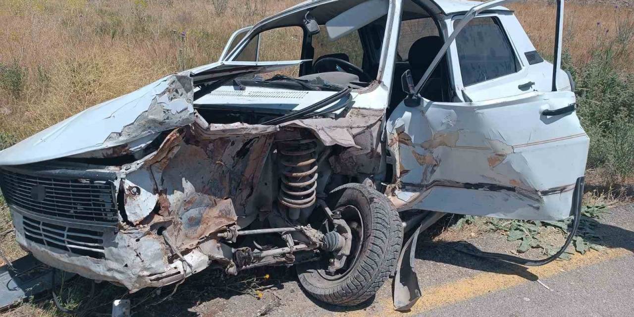 Otomobiller Kafa Kafaya Çarpıştı: 2 Yaralı