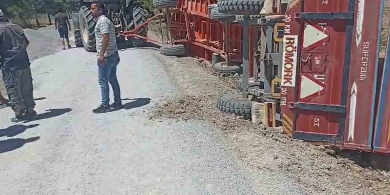 Traktöre Bağlı Römorklar Devrildi, 20 Ton Mercimek Yola Saçıldı